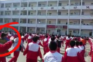 這都扒出來(lái)了！網(wǎng)友曬楊瀚森小學(xué)跳課間操“黑歷史”