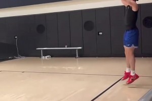 太陽(yáng)41號(hào)簽淘到寶了？科比布雷亞定點(diǎn)三分彈無(wú)虛發(fā)！