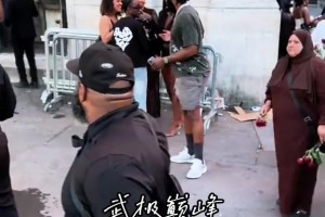 走完秀的登哥在巴黎街頭閑逛 路邊遇上美女聊了幾句