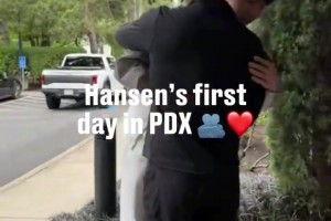 開拓者總經(jīng)理是真喜歡楊瀚森，下車后第一個(gè)上前與其擁抱！