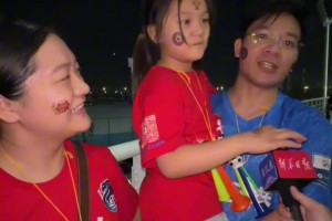 丈夫：贏了回家不敢大聲說(shuō)話，妻子：讓你跪榴蓮