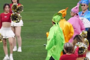 “江南四大才子”豪橫亮相蘇超昆山奧體。網(wǎng)友：該來(lái)的還是來(lái)了