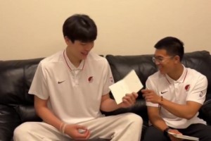 真好！球迷們給楊瀚森寫卡片送祝福 楊瀚森一封封讀并感謝球迷