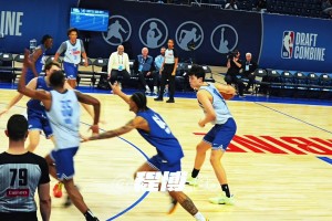 楊瀚森試訓(xùn)引得全場(chǎng)球探驚呼的一次大膽妙傳看慢放全是細(xì)節(jié)啊