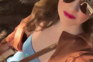 在電視中報(bào)道楊瀚森開(kāi)拓者美女記者布倫娜-格林的靚麗穿搭~