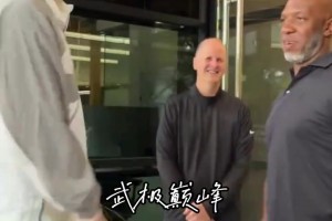楊瀚森抵達(dá)開拓者之后 和工作人員寒暄過(guò)后先干飯哈~