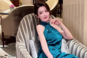 確實(shí)是美啊！美女詹密周麟嘉身穿一件藍(lán)色長(zhǎng)裙往沙發(fā)上一坐~