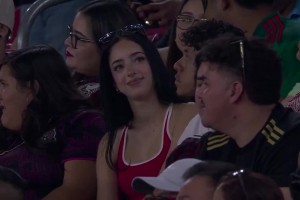 金杯賽場(chǎng)攝影師被一位美女球迷深深吸引