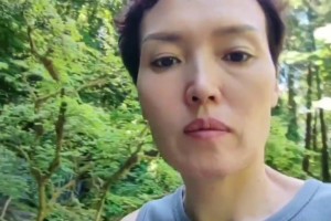 楊瀚森媽媽回應(yīng)球迷：我照相從來(lái)不笑，就這習(xí)慣?。? >
                                        </div>
                                    </div>
                                                                        <div   id=