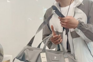 暖心！開拓者工作人員為瀚森及家人每人準(zhǔn)備了一份禮物~