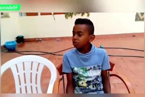 國(guó)外網(wǎng)友曬亞馬爾拿C羅皇馬球衣視頻并配文：他是C羅的粉絲