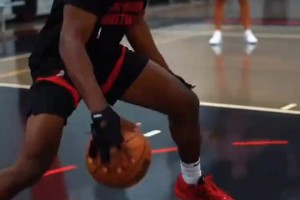 新賽季關(guān)注度最高后衛(wèi)！亨德森休賽期苦練控運跟投籃