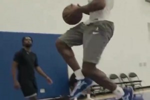 父子同款訓(xùn)練！布朗尼半場(chǎng)不停折返暴扣 感覺比他爸還吃力些