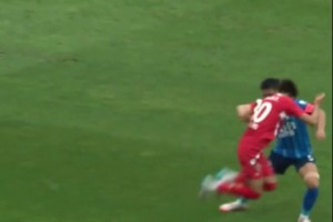 中甲延邊前鋒黃振飛試圖彩虹過人，結(jié)果球留在原地