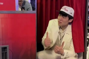 楊瀚森選秀日在自拍亭拍照，但太高了沒拍到眼睛