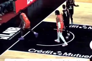 這外線射手是庫里嗎，對手竟然一點都不敢放