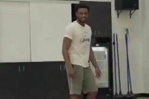 布朗尼和老爸一樣練習飛奔+暴扣！各種姿勢不在話下