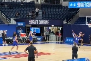 這移動速度很出色??！回顧聯(lián)合試訓(xùn)楊瀚森的全場進(jìn)攻表現(xiàn)！