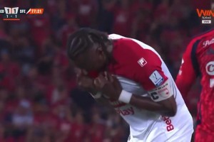 40歲前英超名將拖著傷腿打進(jìn)絕殺