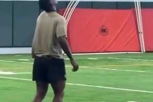 強(qiáng)強(qiáng)對話不能錯過！外網(wǎng)動畫惡搞：孔帕尼揮著鐮刀等著巴黎……