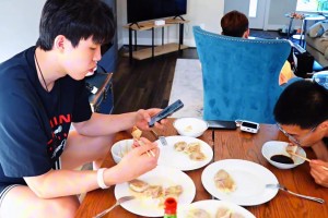 幸福的一口！當(dāng)楊瀚森辛苦訓(xùn)練后，吃上媽媽做的牛肉餃子