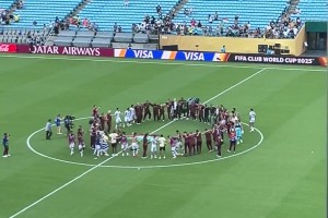 淘汰意甲豪門！弗魯米嫩塞全隊賽后在中圈狂歡！