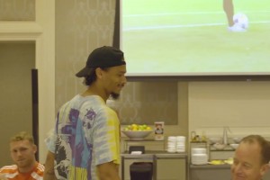 薩內(nèi)告別儀式上發(fā)言：祝愿球隊(duì)贏下后續(xù)比賽并捧得冠軍獎杯