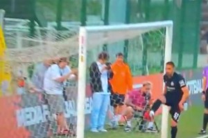 我奶奶看了這視頻，表示這球她都可以進(jìn)！