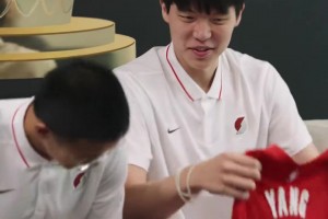 楊瀚森簽約成功，拿到了屬于自己的NBA戰(zhàn)袍