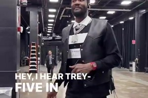 哎呀我去！艾頓此前穿喇叭褲這身裝扮，看上去確實(shí)很娘！