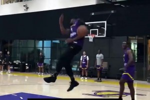 備戰(zhàn)夏聯(lián)！布朗尼秀滑翔劈扣 克內(nèi)克特抱頭捧場