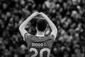 梅西社媒曬黑白照悼念若塔：愿他安息