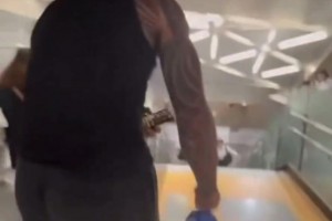 亞當斯日本旅游吐槽地鐵站太矮：設計師沒考慮過我的感受