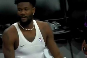 外表看上去黑又硬的艾頓，竟然戴珍珠項鏈，確實有點違和感