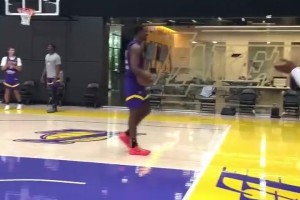 越來越像老詹了！布朗尼訓練中秀戰(zhàn)斧暴扣，克內(nèi)克特看了抱頭