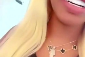 成人女星此前曬和艾頓自拍視頻！艾頓赤裸上半身在其身后