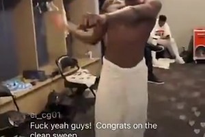 太騷！此前太陽殺入總決賽，艾頓全裸圍著浴巾在更衣室尬舞