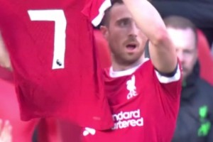 你永不獨行！隊友家人被綁架，若塔進(jìn)球后舉起迪亞斯球衣