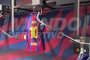 賺情懷~新款巴薩球衣在商店出售，上面印有梅西的名字和號(hào)碼