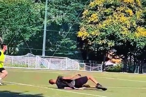 文班亞馬在野球場嘗試倒鉤破門，這視角效果比伊布倒鉤還炸裂