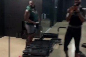 湖人終于來中鋒了！不用打中鋒的老詹，凌晨跑去訓(xùn)練了