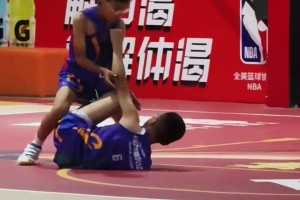 好家伙！這年齡段的籃球也這么鐵血了？