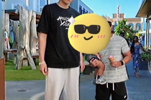 楊瀚森訓(xùn)練結(jié)束后理發(fā)，出門吃飯，當(dāng)?shù)厍蛎灾鲃?dòng)上前求合影！