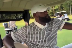 天氣不錯！詹姆斯跟好友打高爾夫球