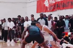 跌份兒了！狄龍秀運球連續(xù)被小黑逼迫失誤，臉上直接掛不住了