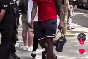 太真實(shí)了！詹姆斯和庫(kù)里回酒店路上，被球迷熱烈歡呼，但輪到哈利伯頓的時(shí)候……