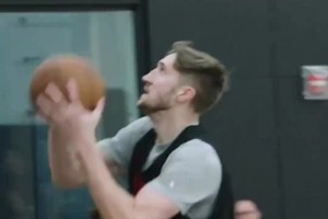 楊瀚森很投入訓練，呼喊隊友落位。