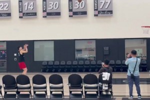 全能翻譯又變陪練！楊瀚森在開拓者訓練課后獨自加練三分球