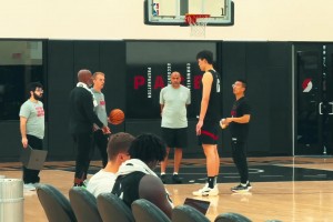 第一次吃上主教練的小灶比盧普斯親自講解戰(zhàn)術(shù)教楊瀚森跑位！