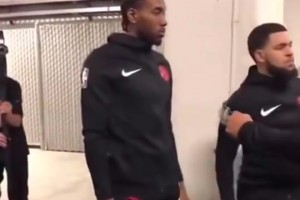 這下真的不在一個隊了！經(jīng)典名場面：小卡拒絕和鮑威爾碰拳！